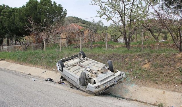 Kamyona çarpmamak için sürücüsünün manevra yaptığı otomobil takla attı: 2 yaralı