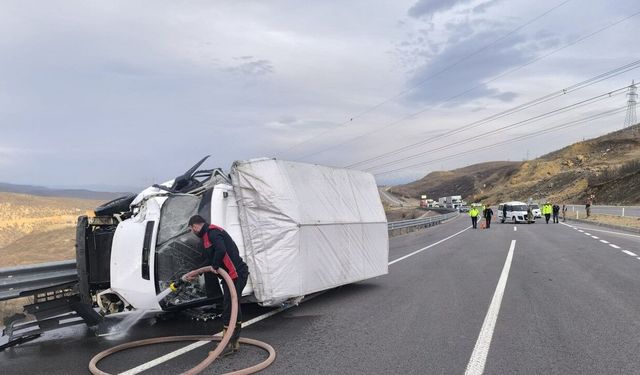 Kamyonet, hafif ticari araca çarptı: 4’ü jandarma 5 yaralı