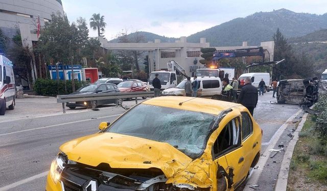 Karşı yöne geçen otomobil, taksi ve kamyonete çarptı: 2 yaralı
