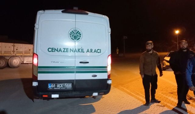 Malatya'da otomobil, TIR'a çarptı; karı- koca ile çocukları öldü