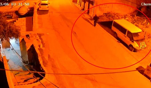 Minibüsü iterek çalmaya kalkıştılar; o anlar kamerada
