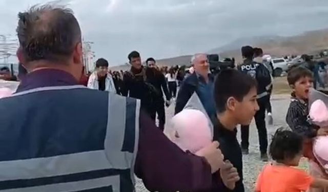 Nevruz etkinliğine katılan çocuklara, polislerden pamuk şeker