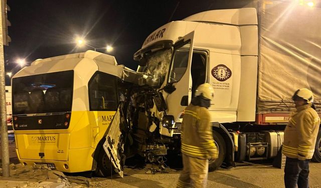Nusaybin'de TIR ile yolcu minibüsü çarpıştı: 4 yaralı