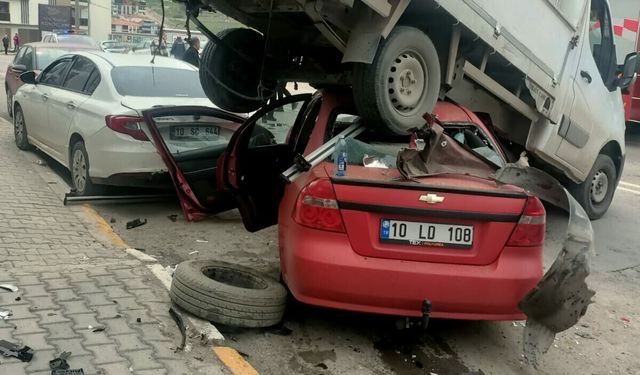 Otomobil, kamyonetin altına girdi; 3 yaralı