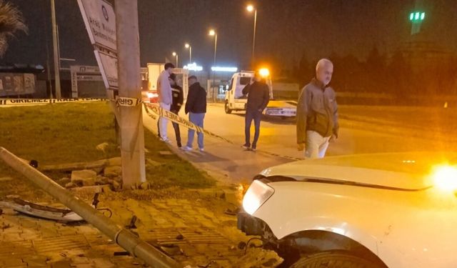 Otomobil, refüje ve önündeki araca çarptı; 1 ölü, 1 yaralı