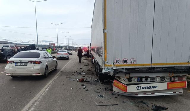 Otomobil, TIR'a ve bariyerlere çarptı; 2’si çocuk 5 yaralı