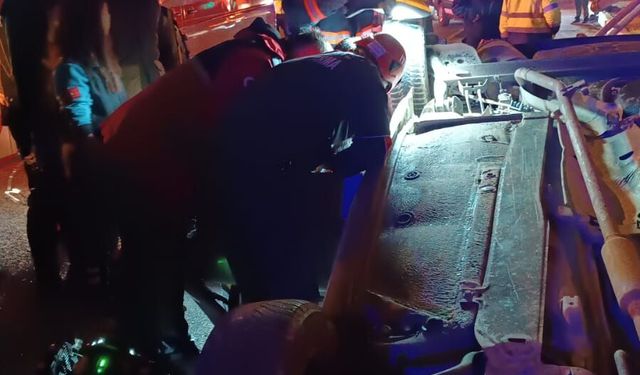 Refüje çarpan otomobil, ters döndü; 1 ölü, 1 yaralı