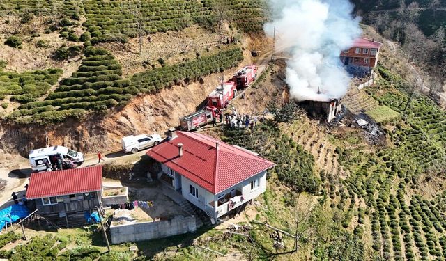 Samanlıktaki yangın eve sıçradı, 2 kişi dumandan etkilendi
