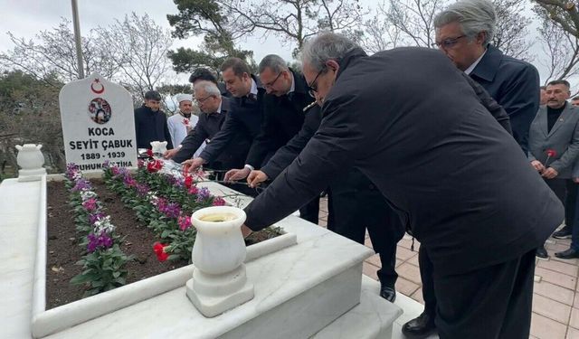 Seyit Onbaşı, mezarı başında anıldı