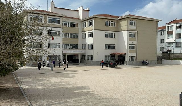 Tavan sıvası düşen sınıfta 4 öğrenci hafif yaralandı