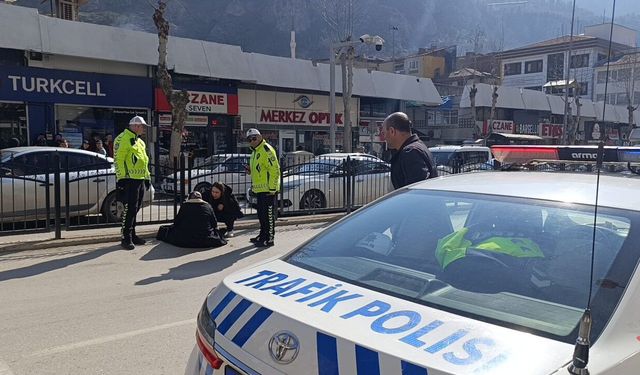 Yaya geçidinde otomobilin çarptığı kadın yaralandı; kaza kamerada