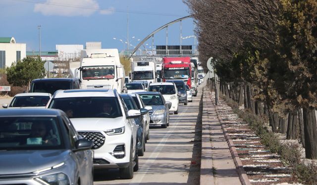 Afyonkarahisar'dan bayram tatilinde 6 milyona yakın araç geçti