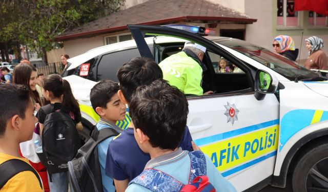 Amasya polisinden öğrencilere anonslu 23 Nisan sürprizi