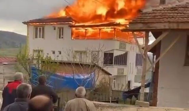 Amasya’da 3 katlı binanın çatı katı alev alev yandı