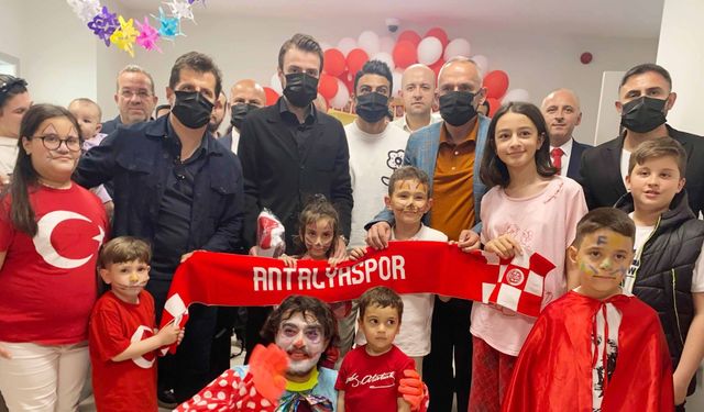 Antalyaspor yönetiminden tedavi gören çocuklara 23 Nisan ziyareti