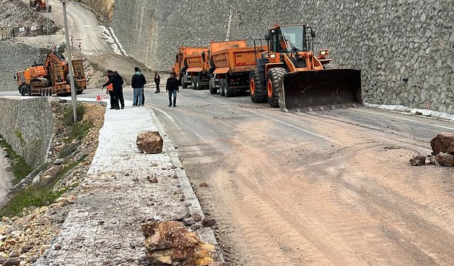 Artvin’de operatörün heyelandan son anda kurtulduğu anlar kamerada