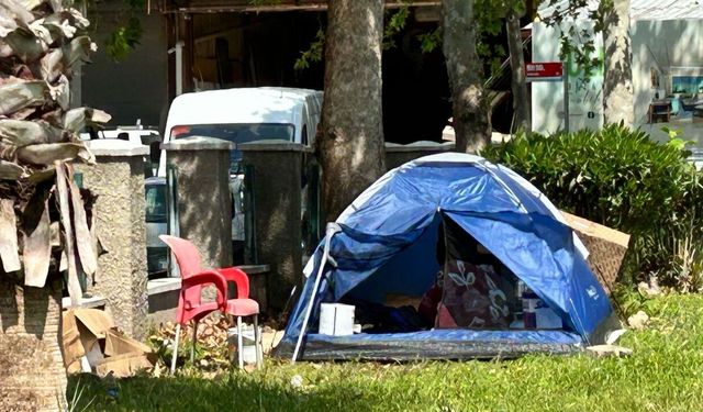 Bacağı sakatlanınca işinden oldu, parka kurduğu çadırda yaşıyor