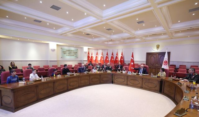 Bakan Güler, şehit ve gazi çocuklarıyla bir araya geldi