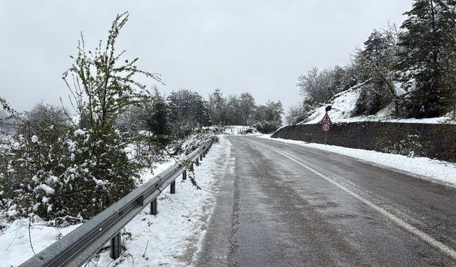 Bartın'da kar yağışı nedeniyle 28 köy yolu ulaşıma kapandı