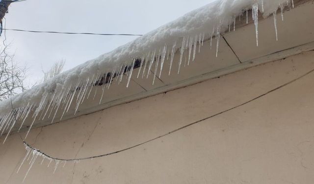 Başkale'de evlerin çatılarında buz sarkıtları oluştu