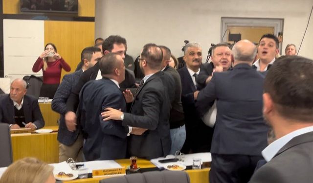 Belediye meclisinde 'parmak sallama' gerginliği