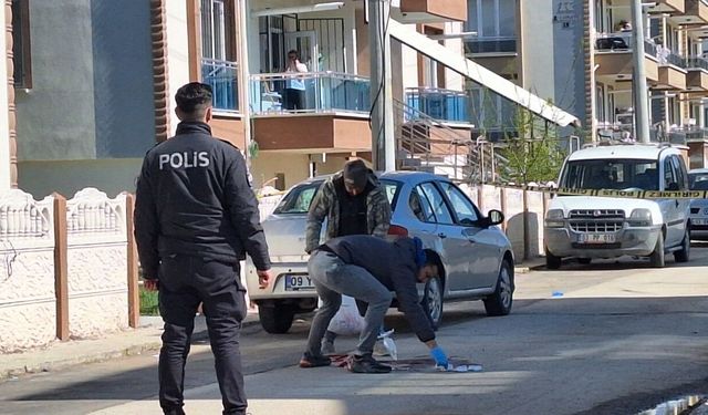 Boşanma aşamasındaki eşini, çocuğuna ait eşyaları bırakırken öldürmüş