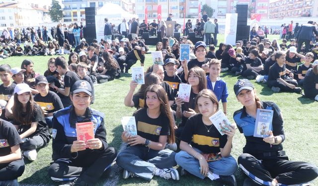 Burdur'da 5 bin öğrenci aynı anda kitap okudu