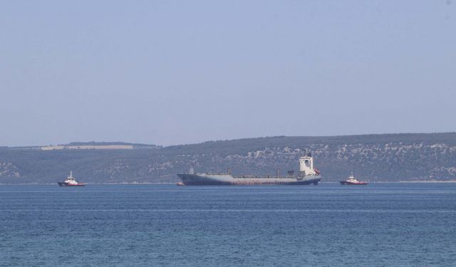Çanakkale Boğazı'ndaki arızalı gemi, römorkör tarafından çekildi