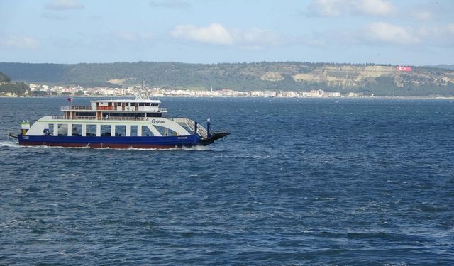 Çanakkale'de feribot seferlerine 'fırtına' engeli