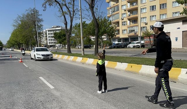 Çanakkale'de trafik polisi baba, kızıyla trafik denetimi yaptı