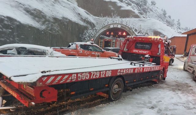 Çekiciye çarpan otomobilin sürücüsü öldü