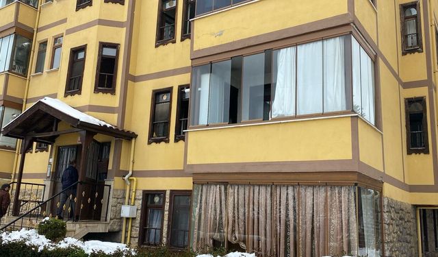 Daire yangınında 3'ü çocuk, 4 kişi dumandan etkilendi