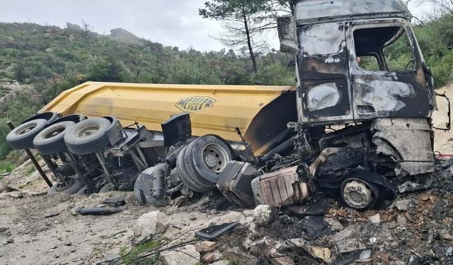 Devrilip alev alan hafriyat kamyonunun şoförü öldü