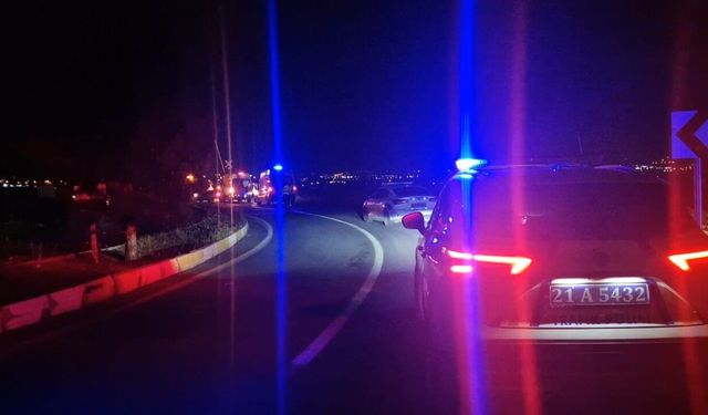 Diyarbakır’da, otomobil şarampole devrildi: 1 ölü, 3 yaralı