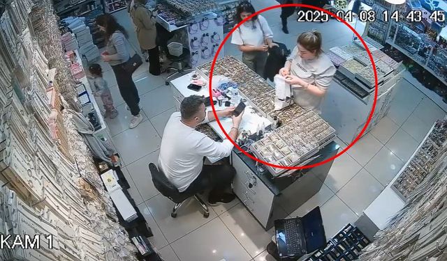 Düğün alışverişinde unutulan altın ve para dolu poşeti, sahibine teslim etti