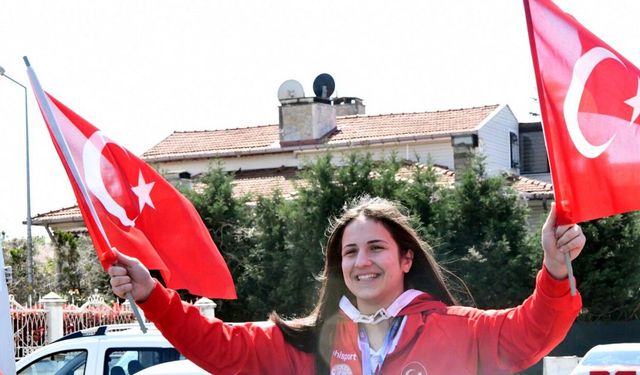 Dünya şampiyonu Esma Nur'a coşkulu karşılama