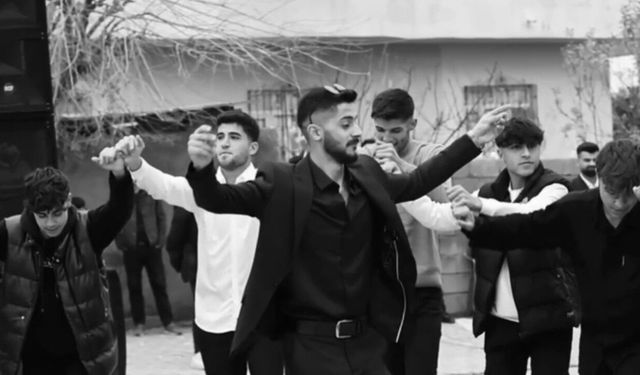 Duvara çarpan otomobildeki 2 kişi öldü