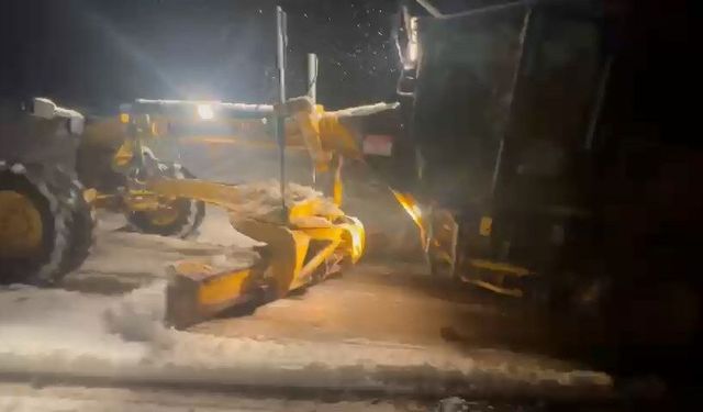 Elazığ’da, karda mahsur kalan araçlar kurtarıldı