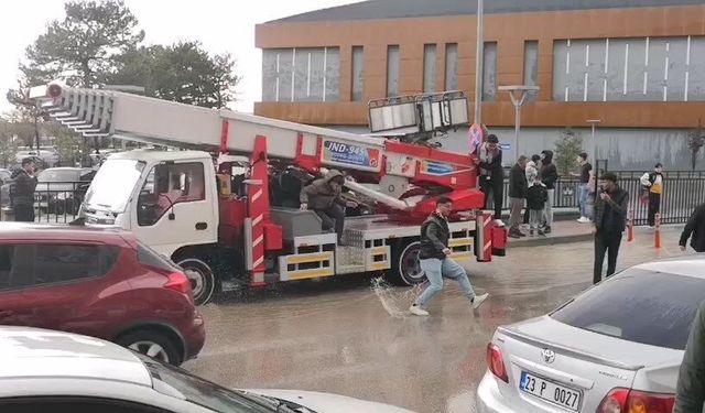 Elazığ’da sağanak; cadde ve sokaklar göle döndü (2)