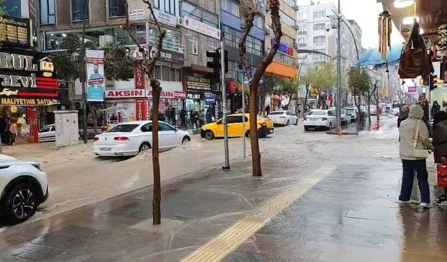 Elazığ’da sağanak; cadde ve sokaklar göle döndü