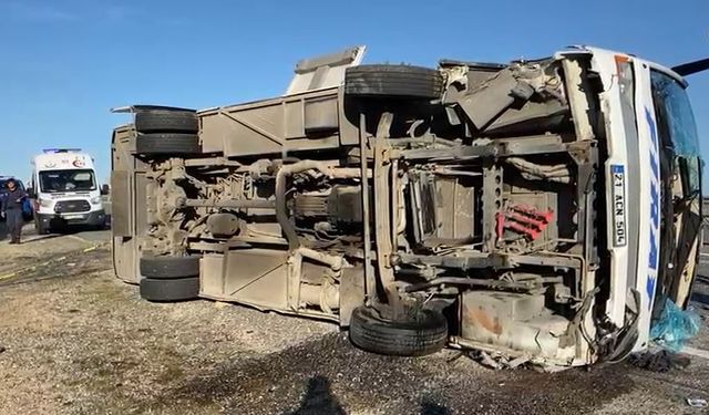 Elazığ'da yolcu midibüsü devrildi; 25 yaralı