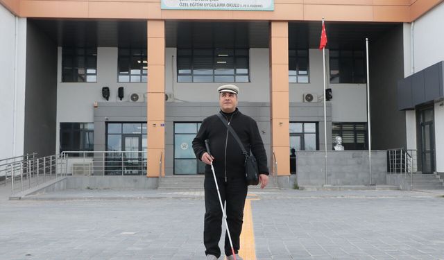 Görme engelli müzik öğretmeni, kendisi gibi özel öğrencilere ders veriyor