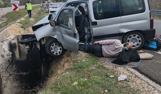 Hafif ticari araç, beton menfeze çarptı; 1 ölü, 2 yaralı