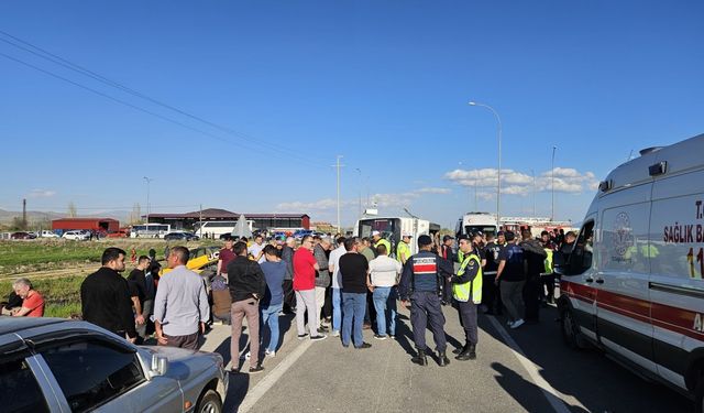 İşçi servis midibüsüyle otomobil çarpıştı: 12 yaralı