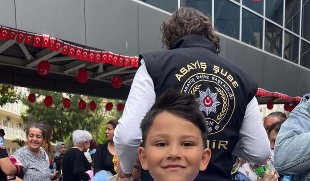 İzmir'de öğrencilerden hastanede tedavi gören çocuklara 23 Nisan sürprizi