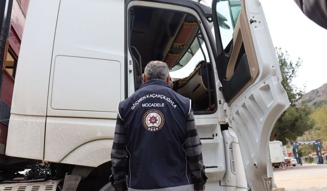 Kaçak göçmenler, TIR’ların yatak bölümünde uyurken yakalandı