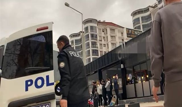 Kafede yanına gelip, kendisini dışarı çıkarmak isteyen 2 kişiye tabancayla vurdu