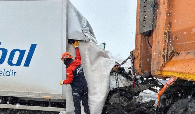 Kamyonet, kar küreme aracına çarptı; 1 ölü, 2 yaralı