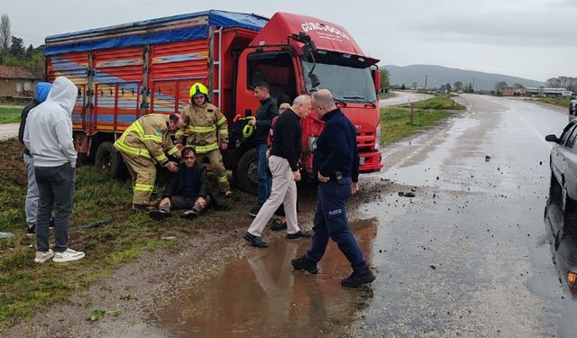 Kontrolden çıkan kamyonet su kanalına çarptı; 2 yaralı