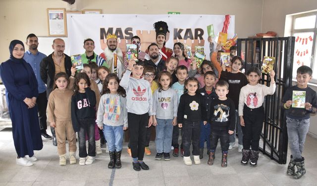 Köy okulundaki çocuklar ilk kez tiyatro ile buluştu